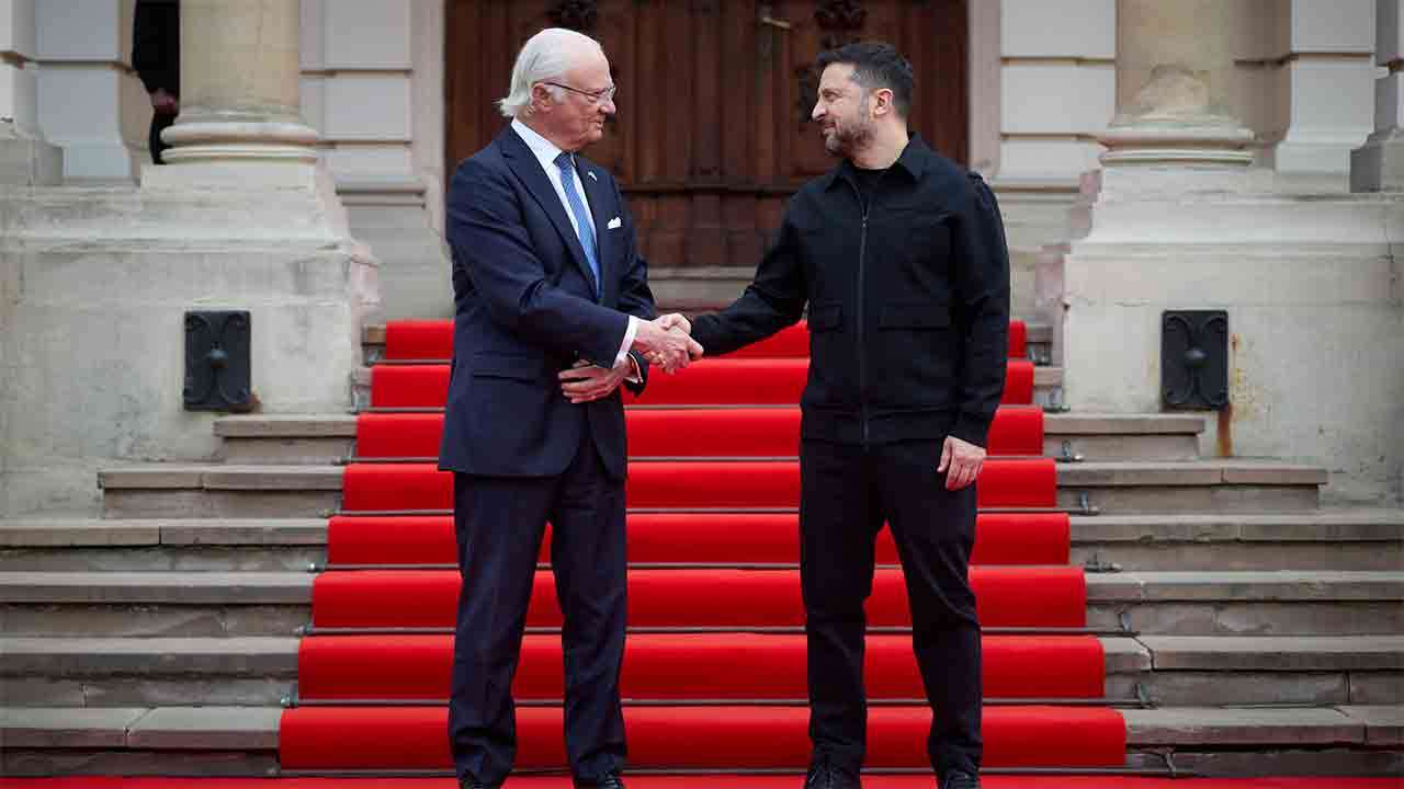 Zelenskyy with King Carl XVI Gustaf X @ZelenskyyUa